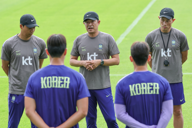 2026 아이치·나고야 아시안게임에 출전하는 23세 이하(U-23) 남자 축구 대표팀 이민성 감독이 1일 충청남도 천안 코리아풋볼파크에서 열린 소집 훈련 시작 전 선수들에게 지시사항을 전달하고 있다. 연합뉴스