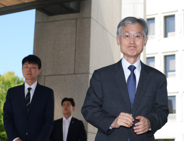 조희대 대법원장이 8일 서울 서초동 대법원으로 출근하고 있다. 연합뉴스