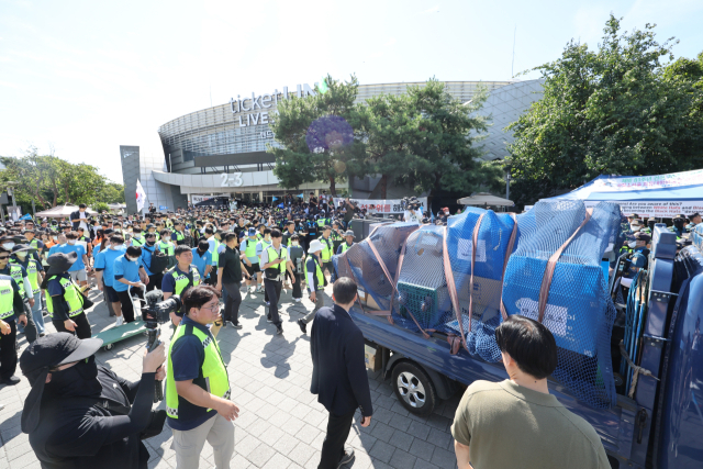 8일 서울 송파구 올림픽공원 핸드볼경기장 앞에서 대한체육회 산하 종목단체 관계자들이 반출한 물품을 실은 트럭이 이동하고 있다. 연합뉴스