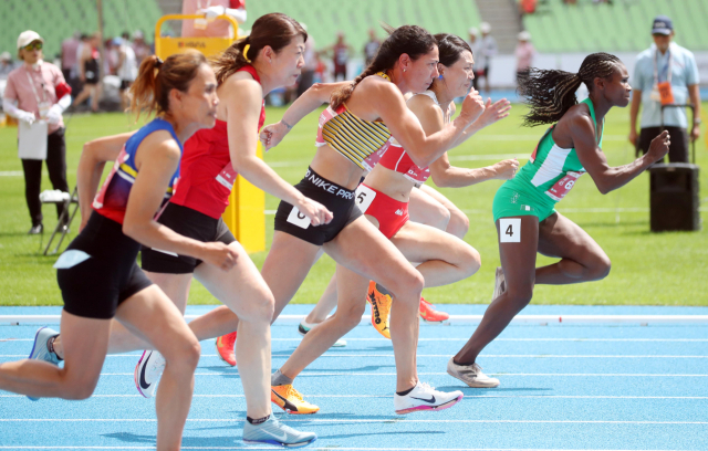 23일 대구스타디움에서 열린 2026 대구세계마스터즈육상경기대회(WMAC) 80m 여자 허들 경기에서 출전한 선수들이 전력 질주하고 있다. 연합뉴스