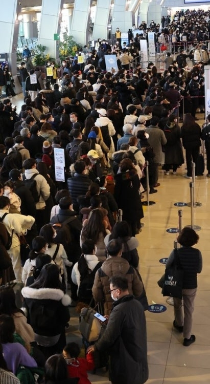 김포공항 인파. 기사 이해를 돕기 위한 자료사진. 연합뉴스