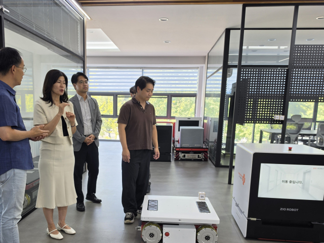 8일 대구 달서구 지오로봇 본사를 찾은 윤경자 대구지방조달청장이 혁신제품을 살펴보고 있다. 대구지방조달청 제공