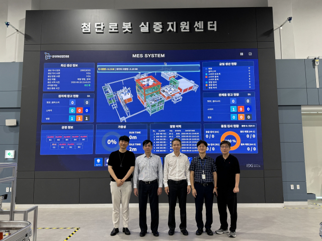 지난 7일 대구 북구 한국로봇산업진흥원을 찾은 베트남 호치민공대 관계자들이 시설을 둘러보고 있다. 한국로봇산업진흥원 제공