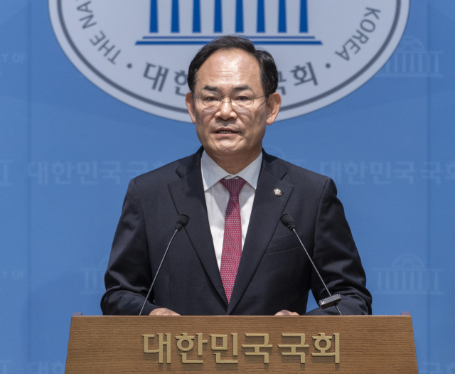국회 국방위원회 국민의힘 간사인 임종득 의원이 8일 국회 소통관에서 강신철 국방부 장관 후보자의 자녀 재산 누락과 관련해 강 후보자의 사퇴를 촉구하는 기자회견을 하고 있다. 연합뉴스