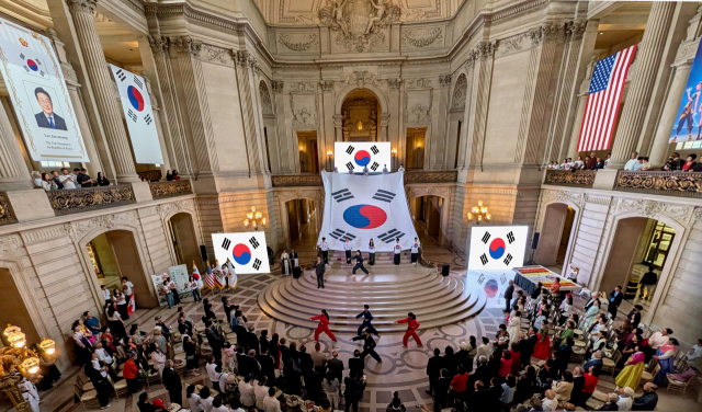 지난달 15일(현지시간) 미국 샌프란시스코 시청 로툰다홀에서 열린 제81주년 대한민국 광복절 경축식에서 태권도 시범단이 퍼포먼스를 선보이고 있다. 펜실베니아주 연방 하원의원들은 태권도를 가르치는 이들(대사범)에게 감사를 표하는 기념일을 추진하기로 했다. 연합뉴스