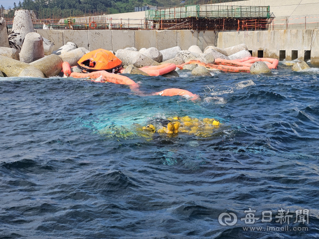 8일 울릉도 사동항 인근 해상에서 오탁방지망 제거작업을 한던 통선이 추진기에 방지망이 감겨 침몰했다. 동해해양경찰서 제공