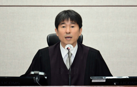 '룸살롱 접대' 지귀연 사건, 연수원 동기 판사가 맡자 재배당