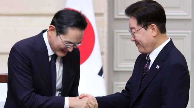 프랑스 파리서 손 맞잡은 李대통령과 이재용 회장