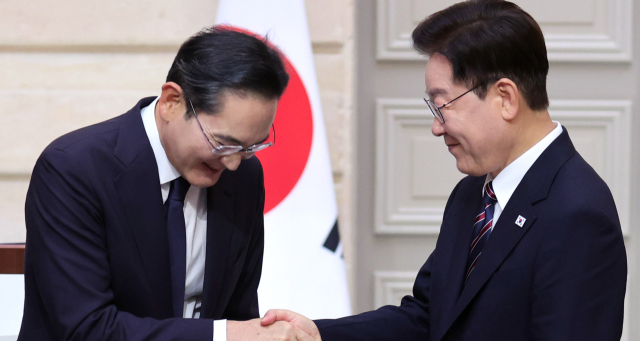 프랑스 파리서 손 맞잡은 李대통령과 이재용 회장