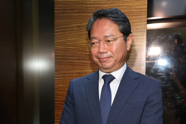 김승원 법무부 장관 후보자가 지난 8일 서울 종로구 적선현대빌딩에 마련된 인사청문회 준비 사무실로 출근하고 있다. 연합뉴스