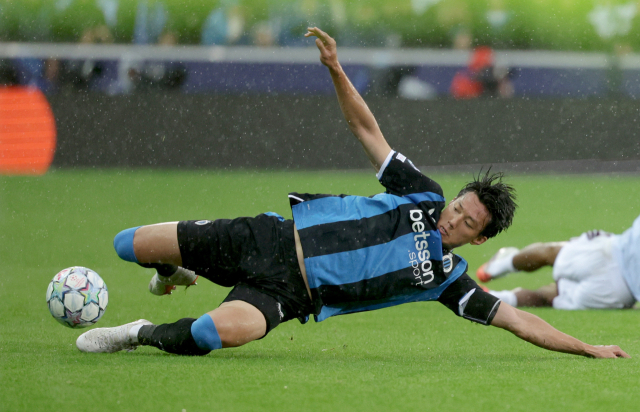 벨기에 브뤼헤의 이한범이 9일 벨기에 브뤼헤에서 열린 2026-2027 UCL 리그 페이즈 1라운드 애스턴 빌라(잉글랜드)와의 경기 도중 몸을 날려 공을 걷어내고 있다. EPA 연합뉴스
