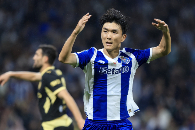 포르투의 황인범이 9일 포르투갈 포르투에서 열린 2026-2027 UCL 리그 페이즈 1라운드 맨체스터 시티와의 경기 도중 경기가 풀리지 않자 답답해 하고 있다. EPA 연합뉴스