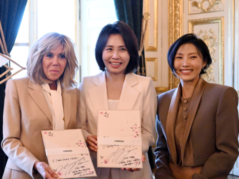 김혜경 여사, 화사 만났다…'한지 케이스' 음반 선물받아