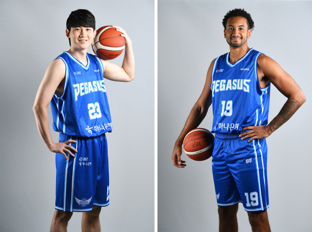프로농구 대구 한국가스공사 페가수스의 박준영(왼족)과 케베 알루마. KBL 제공