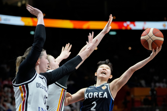 9일(한국시간) 독일 베를린에서 열린 2026 국제농구연맹 여자월드컵 8강 진출전 한국과 독일의 8강 진출전에서 한국의 허예은(오른쪽·2번)이 독일의 리나 존탁(가운데) 및 루이사 가이젤쇠더와 경합을 벌이고 있다. AP연합뉴스