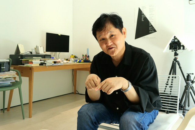 정성태 꾸꿈아트센터 대표가 3층 사진 스튜디오에서 전시 기획을 하며 보낸 지난 2년의 이야기를 들려주고 있다. 김도훈 기자