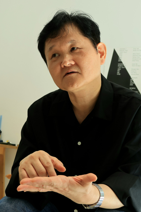 정성태 꾸꿈아트센터 대표가 전시 기획을 하며 보낸 지난 2년의 이야기를 들려주고 있다. 김도훈 기자