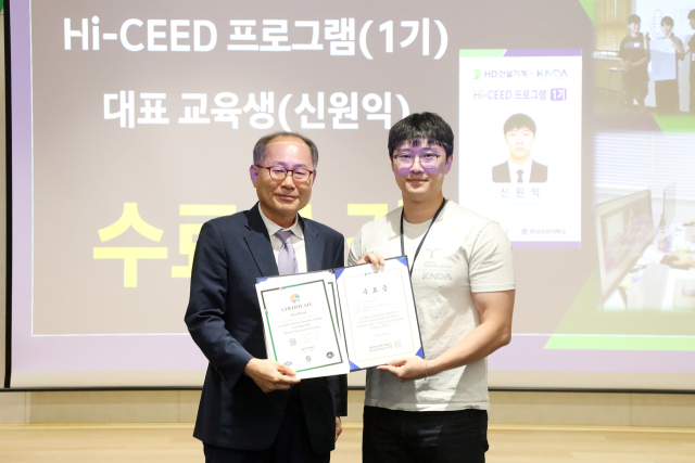신원익 교육생이 대표로 수료증을 받고 이재용 영남이공대 총장과 기념사진을 촬영하고 있다. 영남이공대 제공