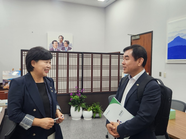 이상수 경북도 지방정부전략국장이 지난 8일 국회를 찾아 서영교 국회 법제사법위원장을 만나 대구경북 행정통합 특별법의 조속한 심사와 통과를 건의하고 있다. 경북도 제공