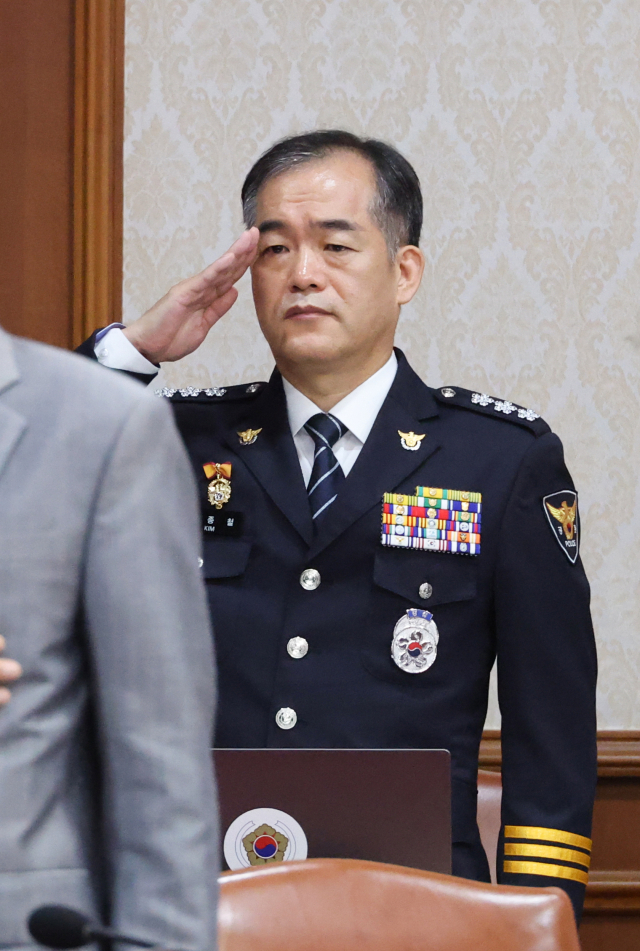 김종철 경찰청장 직무대행이 지난 8일 서울 종로구 정부서울청사에서 열린 국무회의에서 국기에 경례하고 있다. 연합뉴스