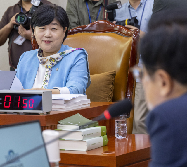 9일 국회에서 열린 법제사법위원회 전체 회의 도중 법사위원장인 더불어민주당 서영교 의원이 최근 제기되고 있는 김승원 법무부 장관 후보자의 