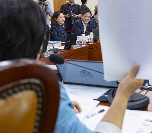국민의힘 법제사법위원들이 9일 국회에서 열린 법제사법위원회 전체 회의에서 법사위원장인 더불어민주당 서영교 의원이 국무위원 후보자(법무부 장관 김승원) 에게 대한 검찰의 불기소 이유서를 들어 보이며 인사 청문회 증인 출석 요구에 대해 자제를 촉구하자 이를 비판하고 있다. 연합뉴스