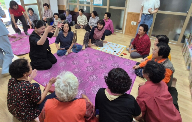 한국수자원공사 영주댐지사가 마련한 동네방네 활력충전소 윷놀이 행사에 참여한 영주시 이산면 두월2리 어르신들이 윷놀이를 즐기고 있다. 마경대 기자