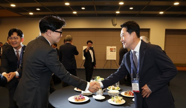 장동혁 국민의힘 대표와 한동훈 무소속 국회의원이 지난 8월 25일 서울 중구 대한상공회의소에서 열린 문화미래리포트 2026에서 마주쳐 악수를 나누고 있다. 연합뉴스