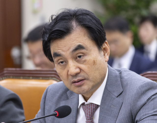 안규백 국방부 장관이 31일 국회에서 열린 국방위원회 전체회의에 출석해 의원 질의에 답하고 있다. 연합뉴스