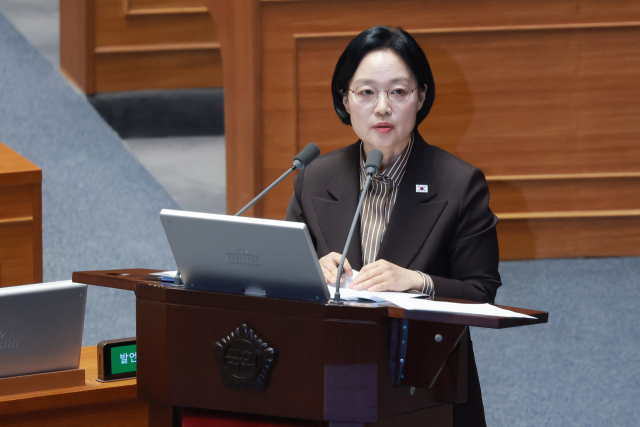 한성숙 국무총리가 9일 국회에서 열린 정치 분야 대정부질문에서 더불어민주당 이해식 의원 질문에 답하고 있다. 연합뉴스
