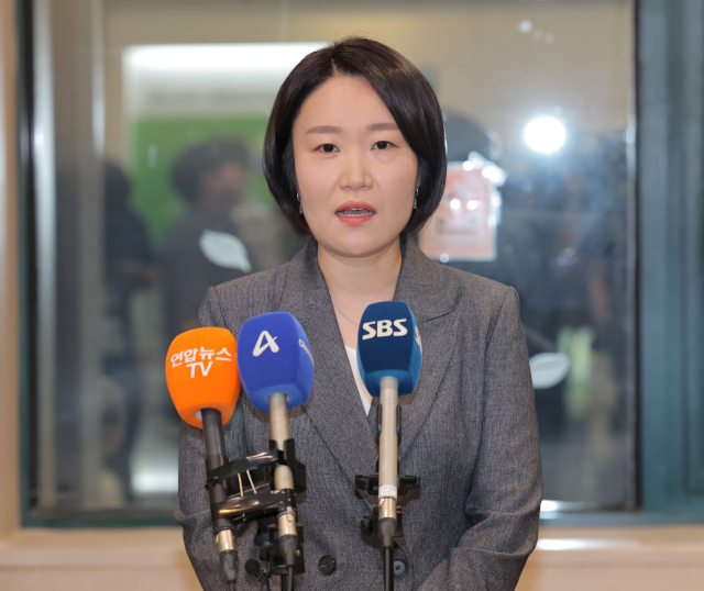 이소영 중소벤처기업부 장관 후보자가 8일 서울 여의도 소상공인연합회를 방문한 뒤 취재진 질문에 답변하고 있다. 연합뉴스