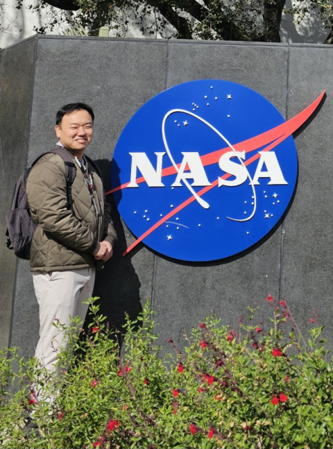 지난해 하반기 미국 항공우주국(NASA) 제트추진연구소(JPL)에 방문연구원으로 파견된 이규만 경북대 우주공학부 교수가 JPL 정문 앞에서 사진 촬영 중이다. 독자 제공