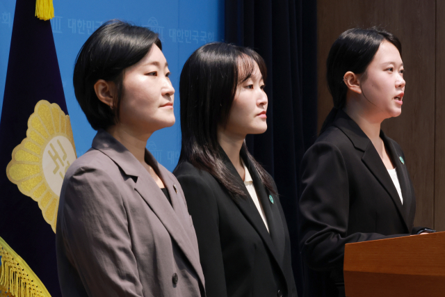 기본소득당 대변인인 노서영 최고위원(가운데), 신지혜(왼쪽)·김진서 최고위원이 9일 국회 소통관에서 용혜인 성평등가족부 장관 후보자, 기본소득당과 관련한 논란에 관해 당 입장을 설명하고 있다. 연합뉴스