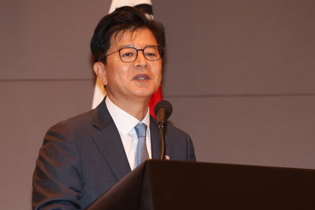 성기홍 청와대 홍보소통수석이 13일 서울 프레스센터에서 열린 한국기자협회 창립 62주년 기념식에서 이재명 대통령 축사를 대독하고 있다. 연합뉴스