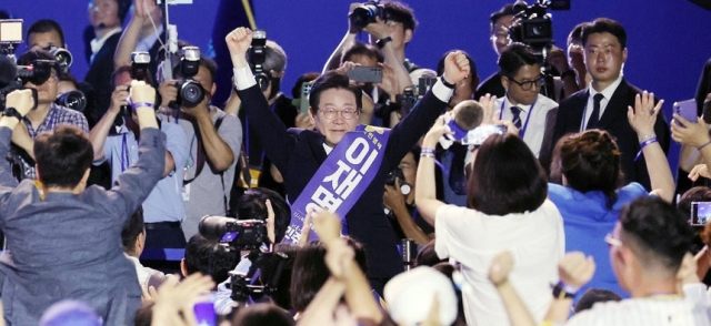 딱 2년 전이었던 2024년 8월 18일 서울 송파구 올림픽공원 KSPO돔에서 열린 전국당원대회에서 더불어민주당 대표 연임에 성공한 이재명 대통령. 연합뉴스