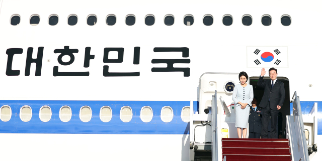 프랑스 국빈 방문 일정을 마친 이재명 대통령과 김혜경 여사가 9일(현지시간) 파리 오를리 공항 공군1호기에서 환송객에게 인사하고 있다. 연합뉴스