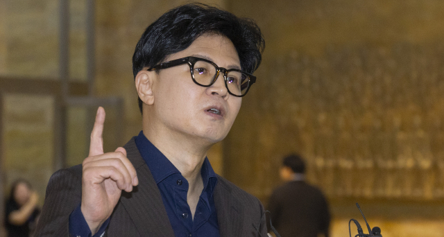 한동훈, SNS 글 15개 '폭풍 게시'…