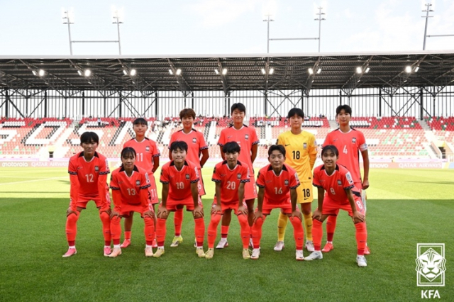 여자 축구 U-20 월드컵 조별리그 가나전에 나선 한국 여자 축구 U-20 선발 출전 선수들이 기념 촬영에 임하고 있다. 대한축구협회 제공