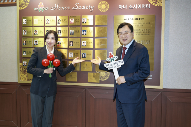 이시은 ㈜맷돌순두부 대표(왼쪽)가 주낙영 경주시장이 9일 경주시청에서 열린 아너 소사이어티 회원 가입식에서 기념촬영을 하고 있다.경주시 제공