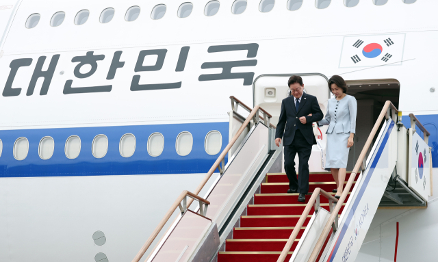 프랑스 국빈 방문 일정을 마친 이재명 대통령과 김혜경 여사가 10일 성남 서울공항에 도착한 공군 1호기에서 내리고 있다. 연합뉴스