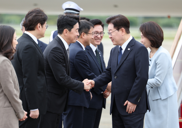 프랑스 국빈 방문 일정을 마치고 귀국한 이재명 대통령이 10일 성남 서울공항에서 영접나온 강훈식 대통령비서실장과 인사하고 있다. 연합뉴스