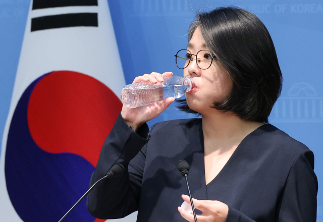 용혜인 성평등가족부 장관 후보자가 10일 국회 소통관에서 열린 입장 발표 기자회견에서 물을 마시고 있다. 연합뉴스