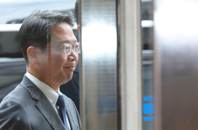 김승원 법무부 장관 후보자가 10일 서울 종로구 적선현대빌딩에 마련된 인사청문회 준비 사무실로 출근하고 있다. 연합뉴스