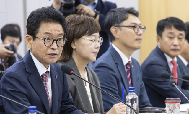 이철우 경북도지사(왼쪽)가 8일 국회 의원회관에서 열린 국민의힘·경상북도 예산정책협의회에서 인사말을 하고 있다. 연합뉴스