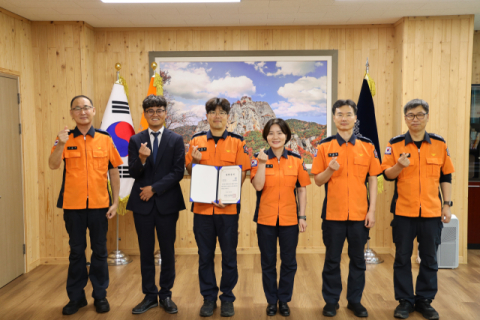 금복문화재단, 청송소방서 소방공무원 자녀 2명에 장학금
