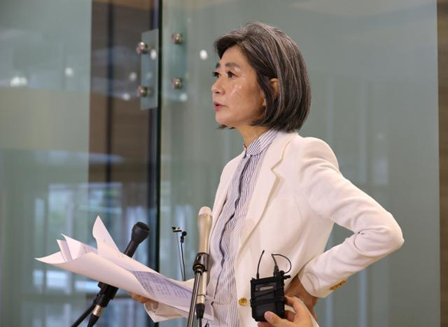 2023년 9월 19일 서울 종로구 인사청문회 준비사무실 출근길에 허리춤에 팔을 붙이고 기자들의 질문에 답하고 있는 김행 여성가족부 장관 후보자. 연합뉴스