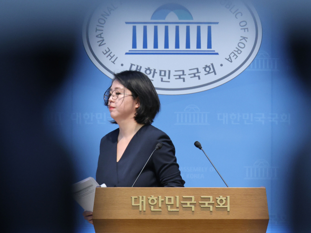 용혜인 성평등가족부 장관 후보자가 10일 국회 소통관에서 입장 발표 기자회견을 마치고 회견장을 떠나고 있다. 연합뉴스