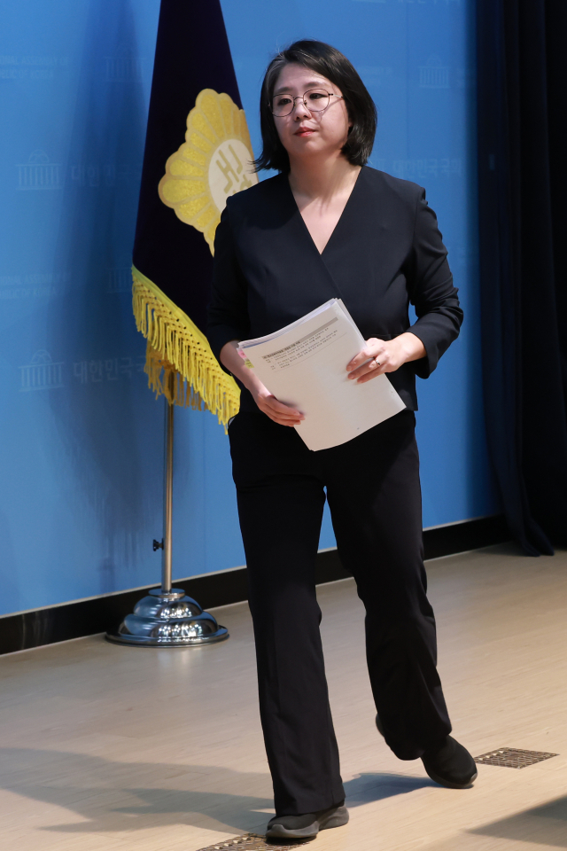 용혜인 성평등가족부 장관 후보자가 10일 국회 소통관에서 본인과 기본소속당을 둘러싼 논란과 관련해 해명하는 기자회견을 마친 뒤 회견장을 떠나고 있다. 연합뉴스