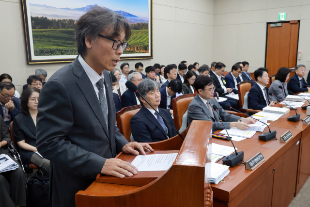 금한승 기후에너지환경부 제1차관이 1일 국회 기후에너지환경노동위원회 전체회의에서 위원회가 기후에너지환경부 소관 2025회계연도 결산을 처리한 것에 대해 인사말하고 있다. 연합뉴스