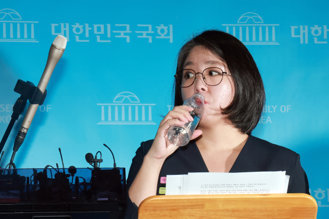용혜인 성평등가족부 장관 후보자가 10일 국회 소통관에서 본인과 기본소득당을 둘러싼 논란과 관련해 해명하는 기자회견을 마친 뒤 질의응답을 준비하며 물을 마시고 있다. 연합뉴스
